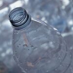 Irrigazione dell'orto con bottiglie di plastica vuote, metodo semplice ed ecologico.
