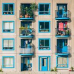 Illustrazione di una casa con simboli di tasse e scadenze, rappresentando la nuova tassa per i proprietari nel 2026.