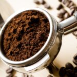 Fondi di caffè sparsi intorno a piante, evidenziando specie vulnerabili all'avvelenamento.