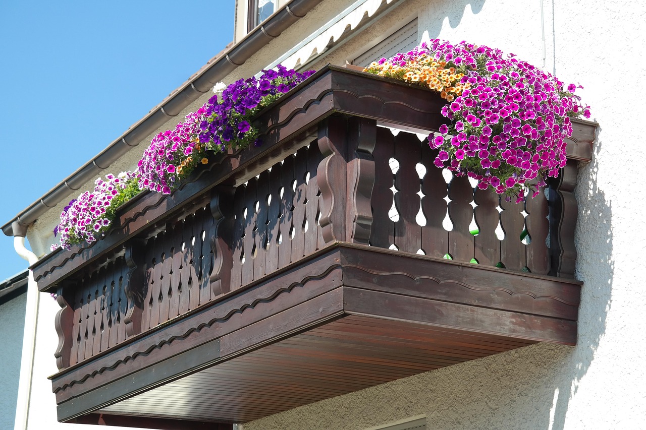 Balcone ottimizzato con piante, arredi compatti e soluzioni di stoccaggio creative.
