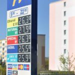 Prezzo della benzina con grafico che mostra l'andamento dei costi nel tempo.