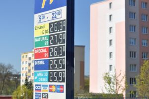 Prezzo della benzina con grafico che mostra l'andamento dei costi nel tempo.