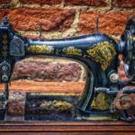 Vecchia macchina da cucire vintage in legno, simbolo di artigianato e valore collezionistico.