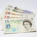 Sterlina d'oro su sfondo neutro, simbolo di investimento e valore attuale di mercato.