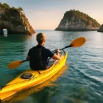 Giro delle isole in kayak: l’itinerario che permette di esplorare baie irraggiungibili da terra