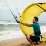 Come si affronta il vento onshore praticando kitesurf? Una strategia poco nota riduce i rischi in spiaggia