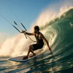 Onde e kitesurf: come trovare il timing giusto per surfare l’onda senza perdere velocità