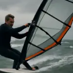 Come si affronta il vento rafficato? La tecnica che ti evita cadute durante il downwind