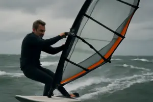 Come si affronta il vento rafficato? La tecnica che ti evita cadute durante il downwind