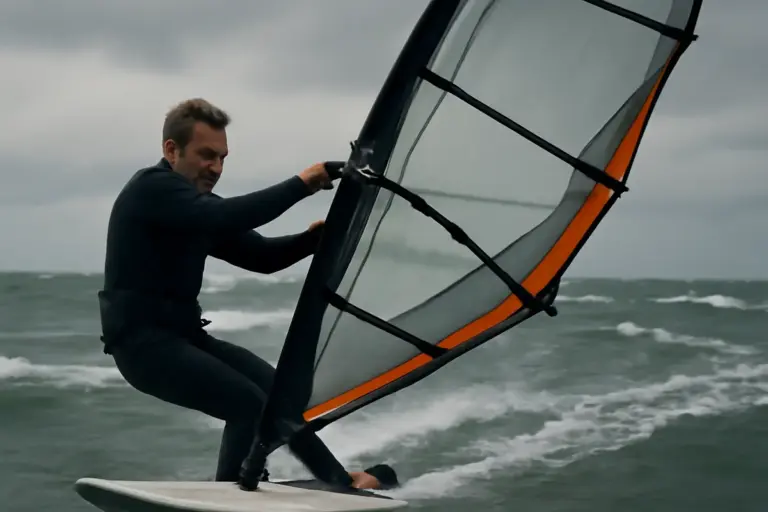 Come si affronta il vento rafficato? La tecnica che ti evita cadute durante il downwind
